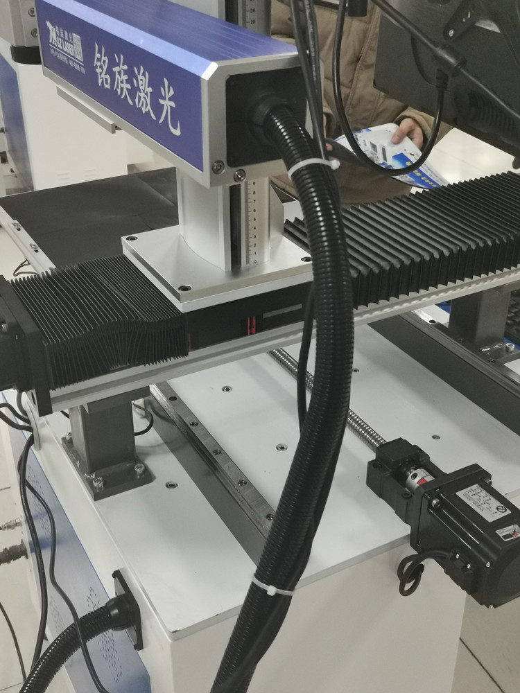 大幅面拼接激光打標(biāo)機(圖4) 大幅面拼接激光打標(biāo)機(圖4)